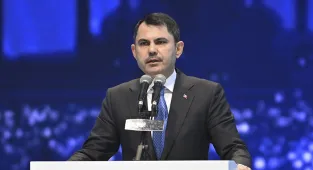 Bakan Kurum'a Kahramanmaraş'ta yeniden ihya edilen Kapalı Çarşı'nın sembolik anahtarı verildi