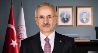 Bakan Uraloğlu, Türkiye'nin ilk yerli ve milli lokomotifinin Afrika'ya ihraç edildiğini bildirdi