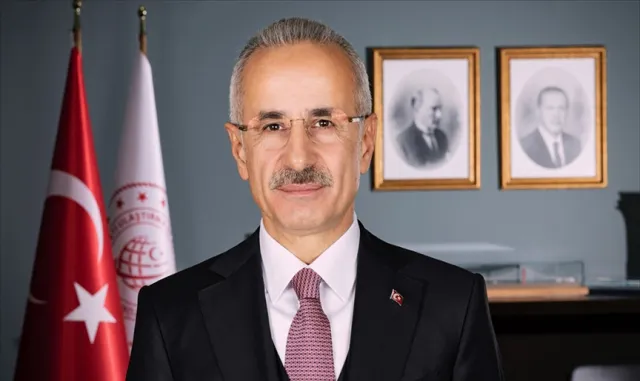 Bakan Uraloğlu, Türkiye'nin ilk yerli ve milli lokomotifinin Afrika'ya ihraç edildiğini bildirdi