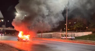 Eskişehir'de seyir halindeki otomobilde çıkan yangında sürücü yaralandı