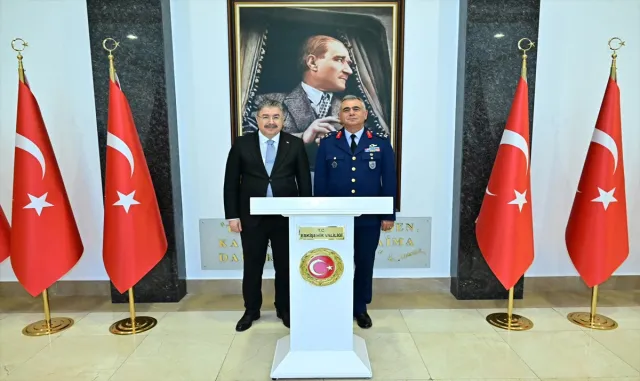 Eskişehir Valisi Yılmaz, Muharip Hava Kuvveti ve Garnizon Komutanı Gür'ü kabul etti