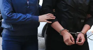 Gaziosmanpaşa'da kargo aracından hırsızlık kamerada