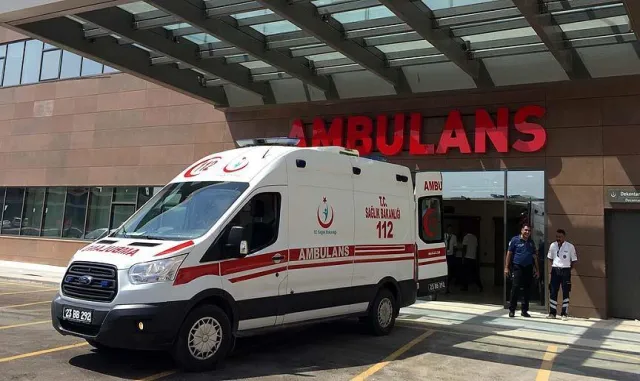 İstanbul'da iki otomobilin çarpışması sonucu 3 kişi yaralandı