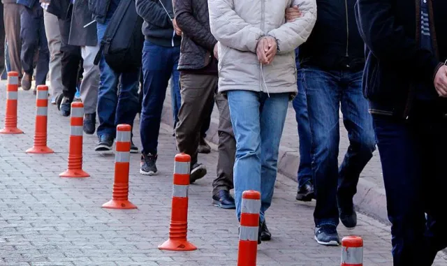İzmir merkezli suç örgütü operasyonunda 36 şüpheli hakkında gözaltı kararı