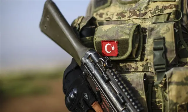 Jandarma ve polisler motosikletli akrobasi gösterileriyle Malazgirt Zaferi kutlamalarını renklendirdi