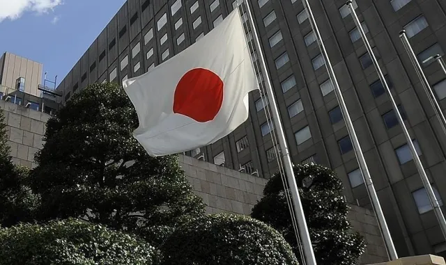 Japonya'nın güneyine ilerleyen Dolphin Tayfunu nedeniyle Okinava'daki Naha Havaalanı kapatıldı