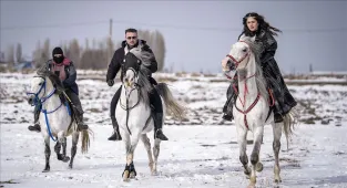 Katar’ın tarihi çarşısında görev yapan atlı polisler, ziyaretçilere nostalji yaşatıyor