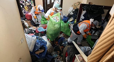 Kayseri Talas'ta bir evden 5 kamyon çöp çıkarıldı