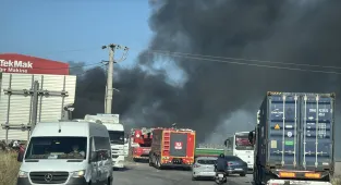Kocaeli'de geri dönüşüm deposunda yangın çıktı