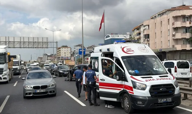 Kocaeli'de SUV ile tırın çarpıştığı kaza nedeniyle D-100 kara yolunda ulaşım aksadı