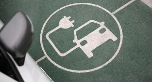Maltepe'de park halindeki elektrikli otomobil yandı