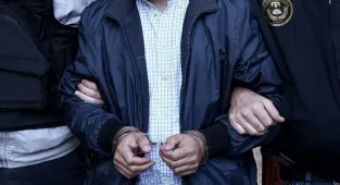 Niğde'de husumetlisinin evinin önünde silahla ateş eden zanlı tutuklandı