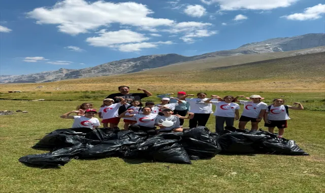 Niğde’de sporcular egzersiz sonrası çevreyi temizledi