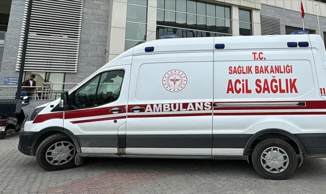 Otoparktaki otomobilde meydana gelen patlamada 2 kişi yaralandı