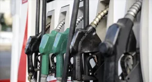 Petrol zengini Libya’da yakıt krizi benzin istasyonlarında uzun araç kuyruklarına neden oldu