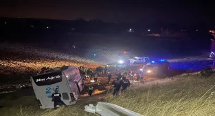 Amasya'da kontrolden çıkarak tarlaya giren yolcu otobüsündeki 24 kişi yaralandı