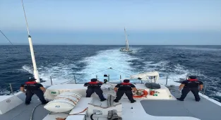 Antalya açıklarında sürüklenen teknedeki 2 kişi kurtarıldı