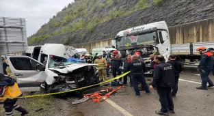 Bartın'da minibüs ile tırın çarpıştığı kazada 1 kişi öldü, 11 kişi yaralandı