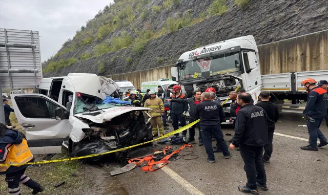 Bartın'da minibüs ile tırın çarpıştığı kazada 1 kişi öldü, 11 kişi yaralandı