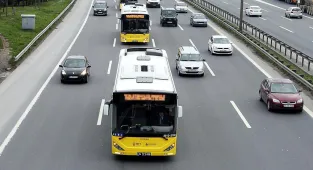 Başakşehir'de İETT otobüsü ile otomobilin çarpışması sonucu 3 kişi yaralandı