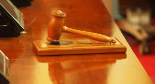 Beyaz Saray'a girişleri yasaklanan medya kuruluşları, dava sonuçlanana kadar giriş hakkı istedi