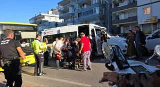 Bursa'da direksiyon başında fenalaşıp otomobille çarpışan minibüsün sürücüsü hastanede öldü