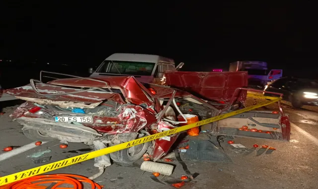 Denizli'de kamyonete çarpan otomobilde 1 kişi öldü, 2 kişi yaralandı
