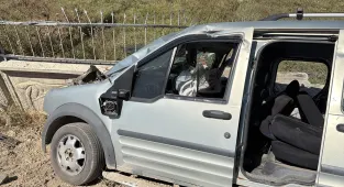Eskişehir’de yoldan çıkarak beton duvara çarpan araçtaki 3 kişi yaralandı