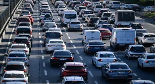 İstanbul'da haftanın ilk iş gününde trafik yoğunluğu yaşanıyor