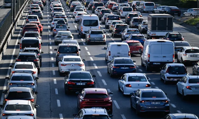 İstanbul'da haftanın ilk iş gününde trafik yoğunluğu yaşanıyor