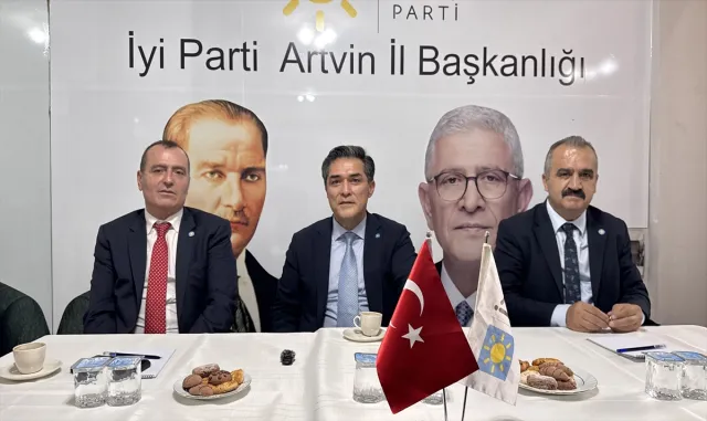 İYİ Parti Sözcüsü Kavuncu, Artvin'de partililerle bir araya geldi