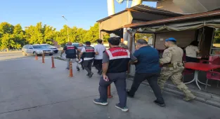 İzmir'de FETÖ operasyonunda yakalanan 3 zanlı tutuklandı