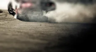 İzmir'de sürücülerin sokakta drift atması cep telefonu kamerasında 