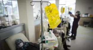 Kanser tedavisinin zorlu günlerinde yazdığı tiyatro oyununu sahneye taşıyor