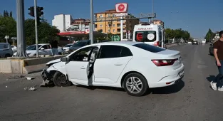 Kırıkkale'de beton bariyere çarpan otomobilin sürücüsü yaralandı