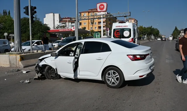 Kırıkkale'de beton bariyere çarpan otomobilin sürücüsü yaralandı