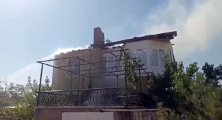 Kırıkkale'de iki katlı müstakil evin çatısında çıkan yangın söndürüldü