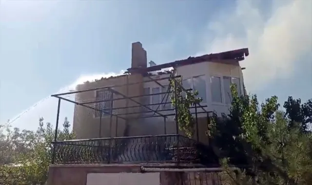 Kırıkkale'de iki katlı müstakil evin çatısında çıkan yangın söndürüldü