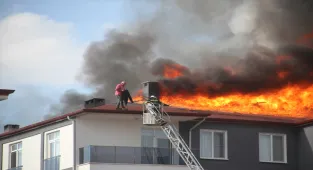 Konya'da izolasyon yaptığı çatıda yangın çıkan ustayı itfaiye ekibi kurtardı