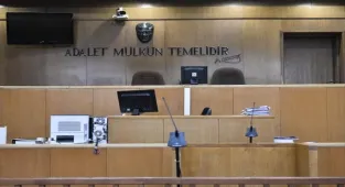 Mersin'de otizmli çocuğa şiddet uyguladığı iddiasıyla tutuklanan öğretmen yargılanıyor