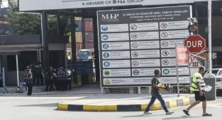 Mersin Uluslararası Limanı'nda iş makinesi konteynerin üzerine devrildi