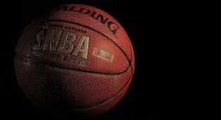 NBA'de Toronto Raptors, Kawhi Leonard ile sözleşme uzattı