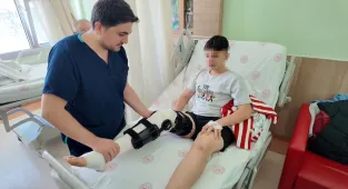 Niğde’de 13 yaşındaki çocuk hastaya ön çapraz bağ ameliyatı yapıldı