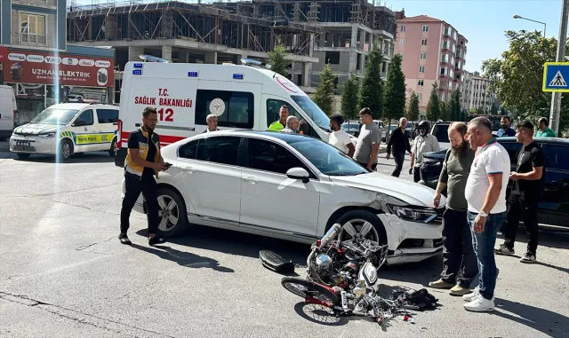 Niğde'de otomobil ile çarpışan motosikletin sürücüsü yaralandı