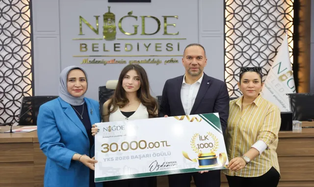 Niğde'de YKS'de dereceye giren 10 öğrenciye eğitim desteği verildi