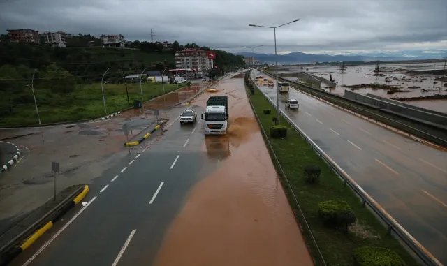 Rize'de sağanak etkili oldu (GÜNCELLEME)