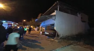 Sivas'ta garaj duvarına çarpan otomobildeki 2 kişi yaralandı