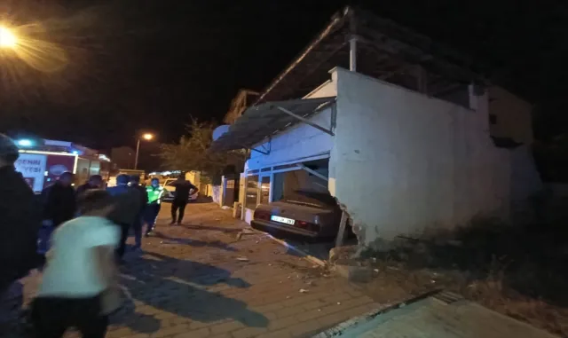 Sivas'ta garaj duvarına çarpan otomobildeki 2 kişi yaralandı