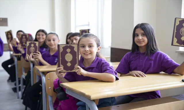 TDV, Kur'an-ı Kerim dersini seçen öğrencilere Kur'an hediye edecek