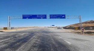 Yozgat'ta kara yollarındaki bilgi levhaları yenileniyor